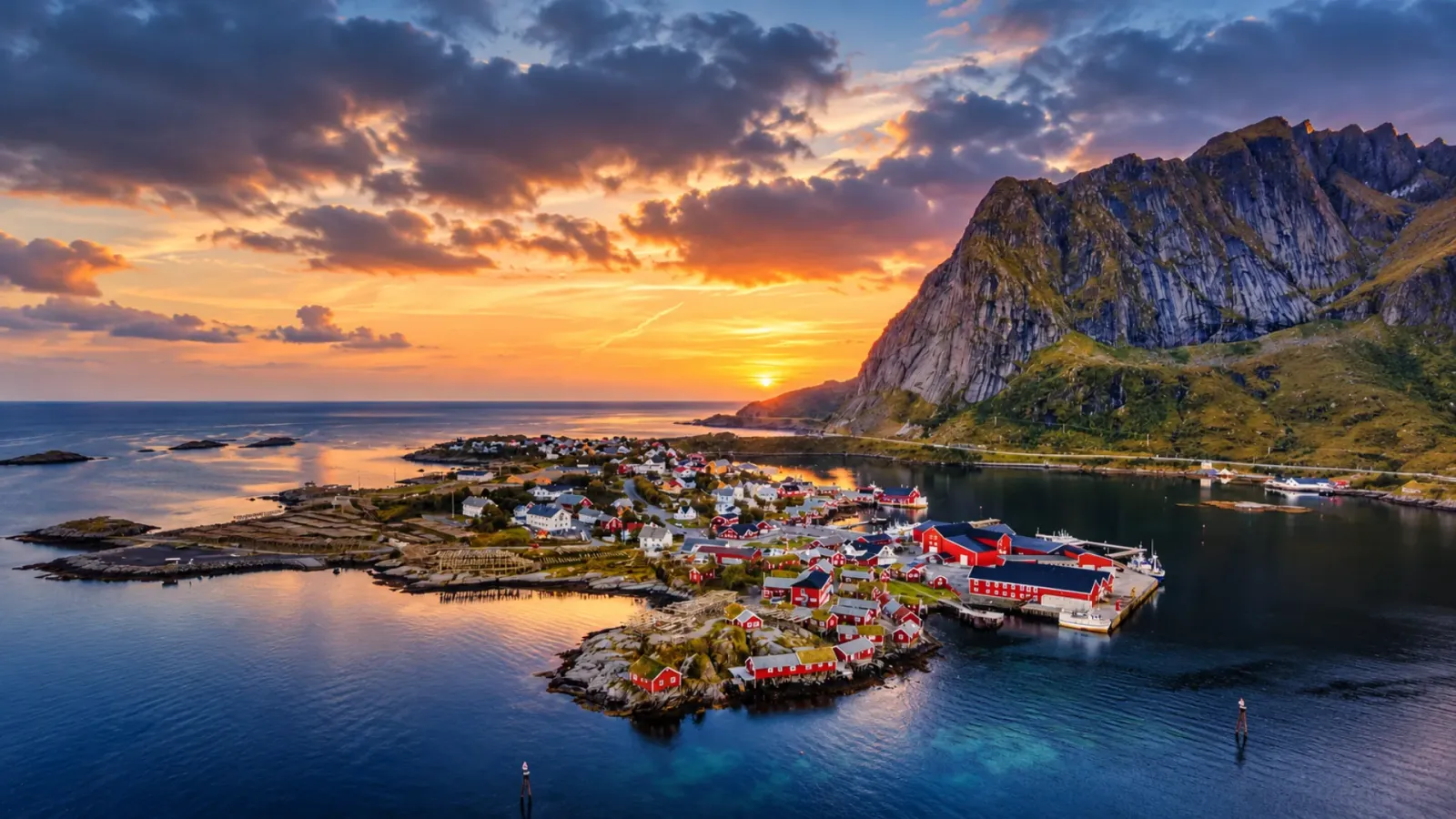 Làng chài Reine ở quần đảo Lofoten với những cabin ngư dân màu đỏ bên mặt nước và núi cao