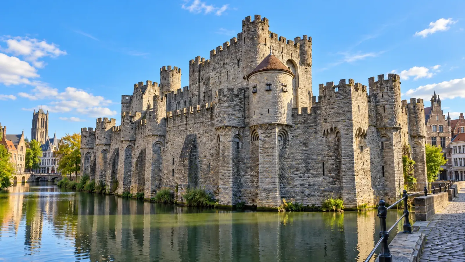 Lâu đài Gravensteen với kiến trúc đá thời Trung cổ tại thành phố Ghent