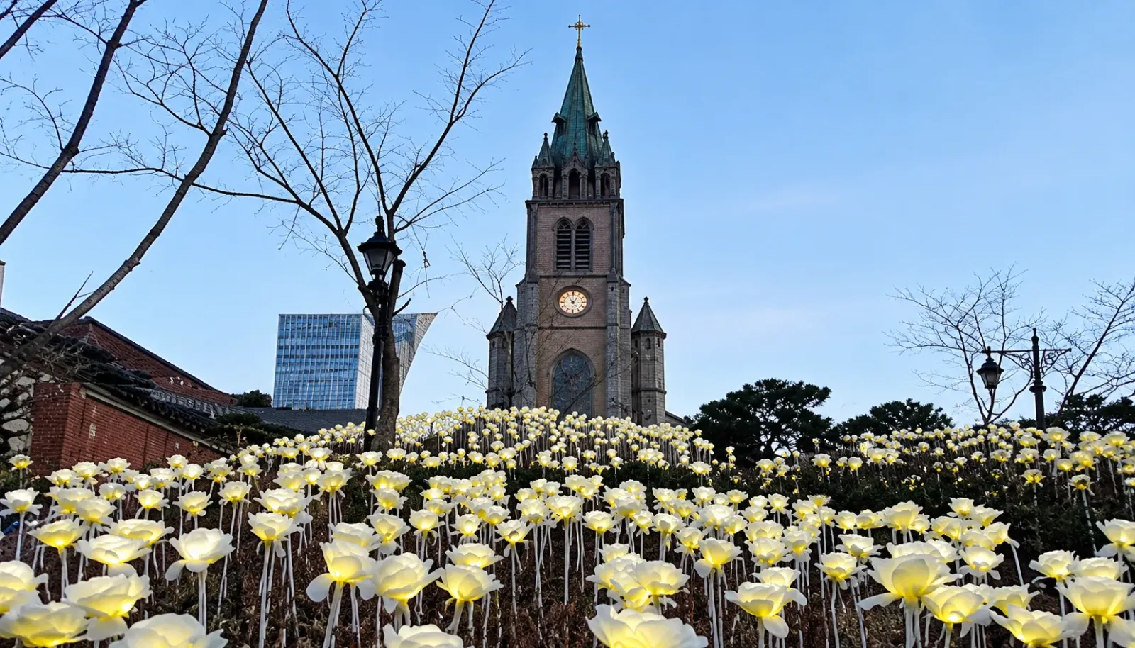 nha-tho-chinh-toa-myeongdong-bieu-tuong-cong-giao-giua-long-seoul