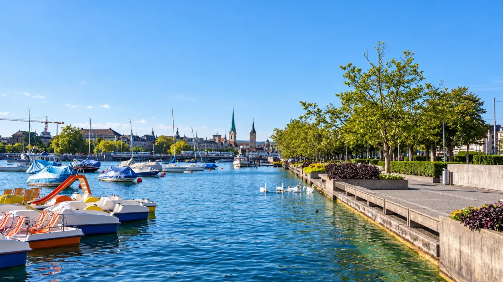 Mặt hồ Zurich với thuyền trên hồ và lối dạo bộ ven bờ tại Thụy Sĩ