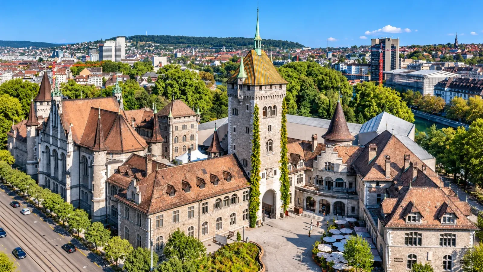 Mặt ngoài Bảo tàng Quốc gia Thụy Sĩ với kiến trúc lịch sử gần ga Zurich HB