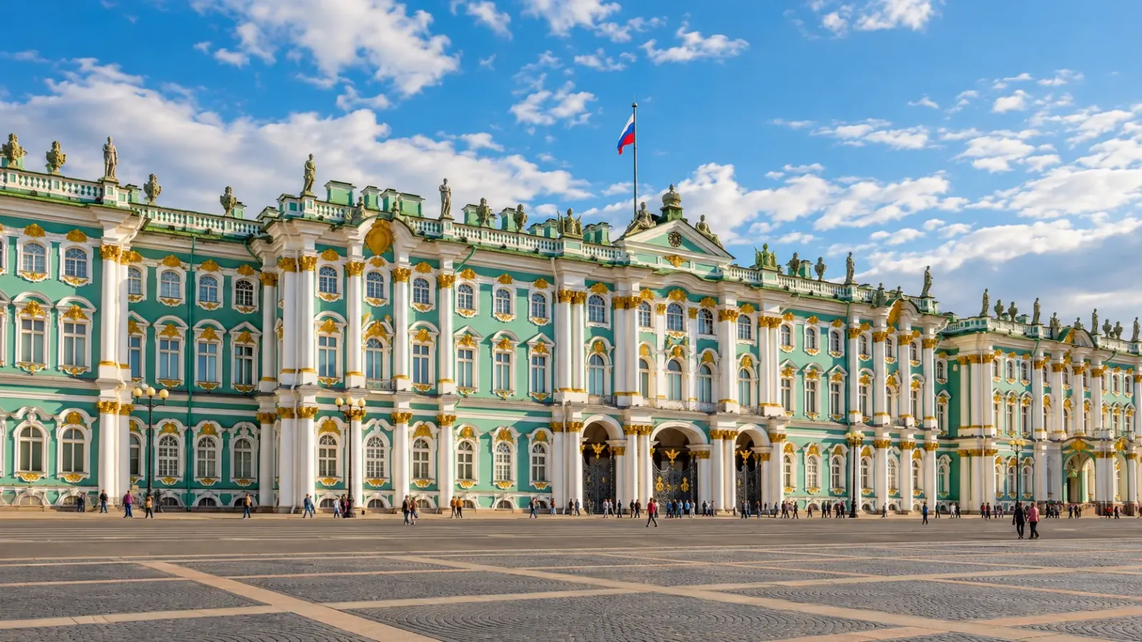 Mặt ngoài Cung điện Mùa đông thuộc quần thể Bảo tàng Hermitage tại Saint Petersburg, Nga.