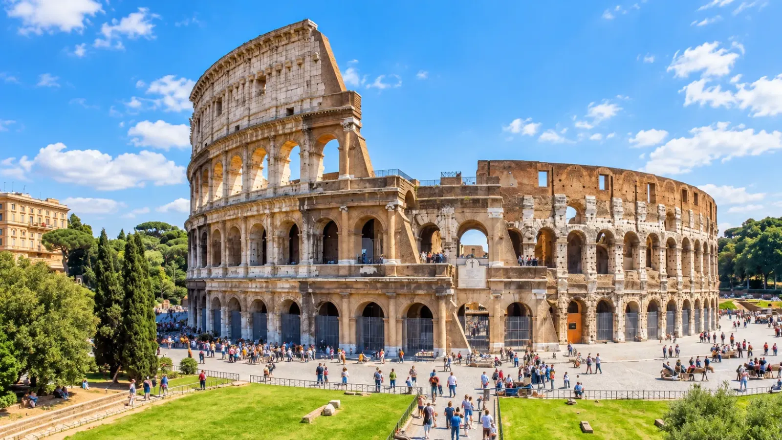 Mặt ngoài Đấu trường Colosseum tại Rome với các tầng vòm đá cổ và du khách tham quan