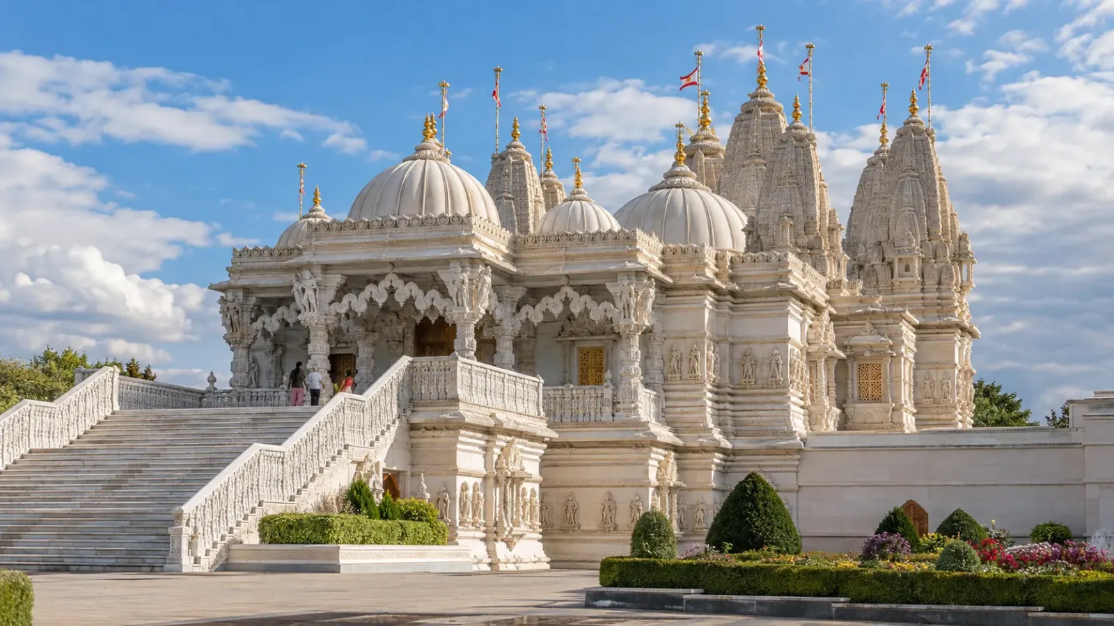 Mặt ngoài đền BAPS Shri Swaminarayan Mandir với kiến trúc đá chạm khắc tại Neasden, London.