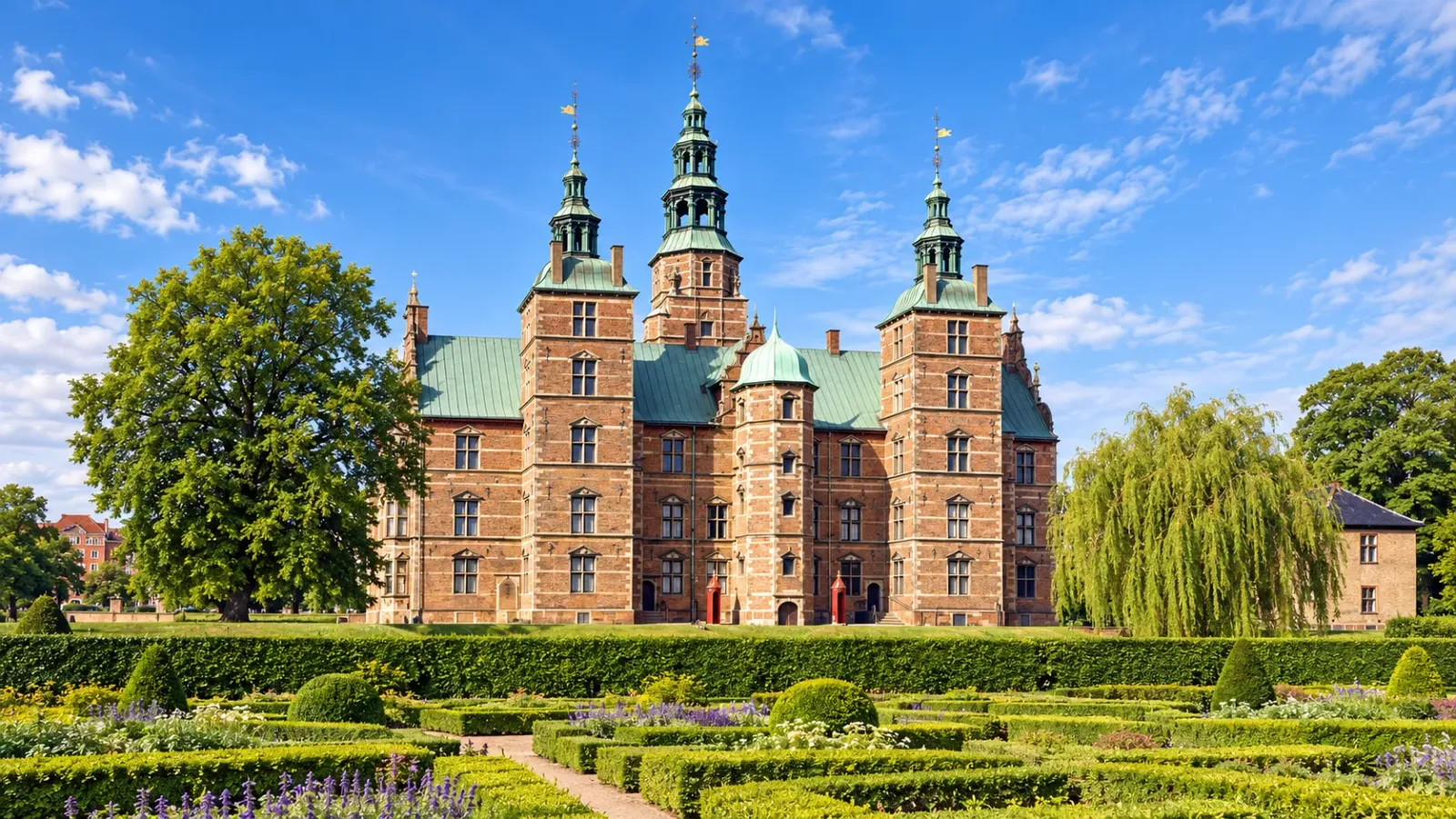 Mặt ngoài lâu đài Rosenborg với những ngọn tháp và mái đồng tại Copenhagen Đan Mạch