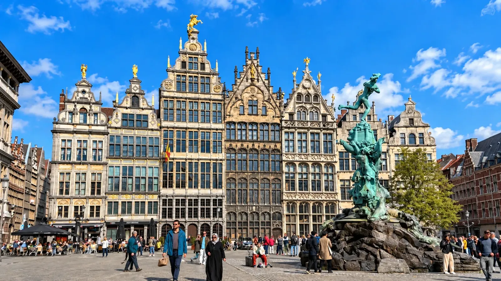Mặt ngoài Nhà thờ Đức Bà Antwerpen với tháp Gothic nổi bật trên khu phố cổ