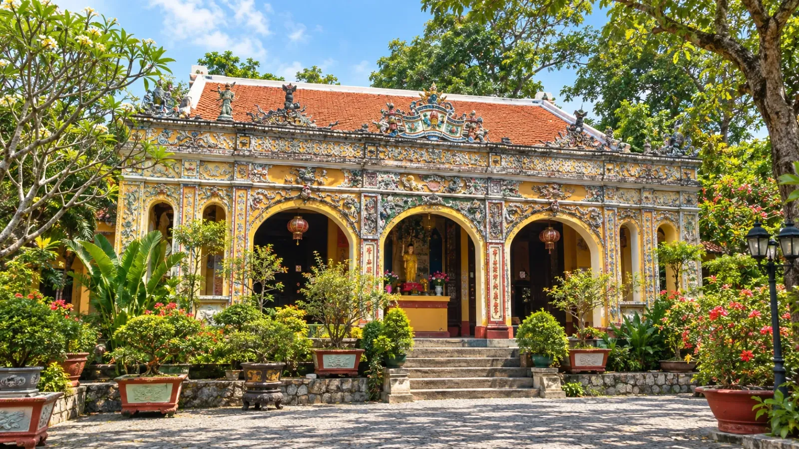 Mặt tiền chùa cổ Bửu Phong với ba vòm cửa, mái ngói và họa tiết trang trí tại Đồng Nai