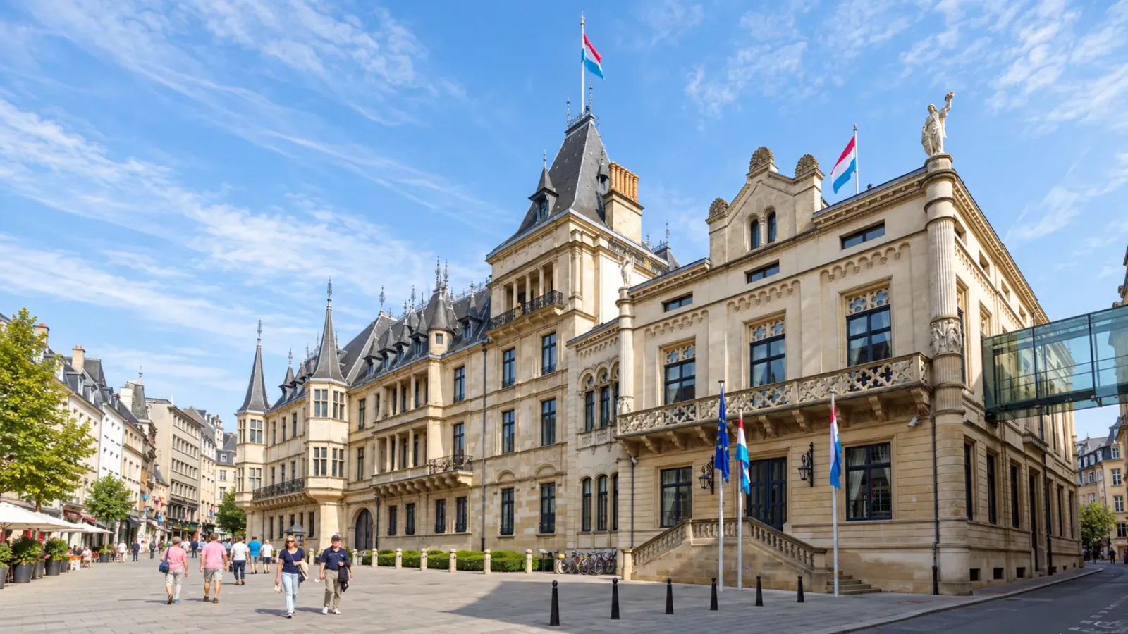 Mặt tiền Cung điện Grand Ducal với các cửa sổ và chi tiết kiến trúc trang trí tại Luxembourg City