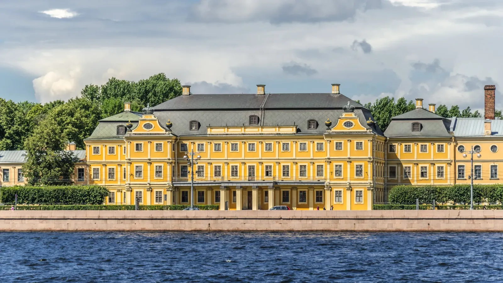 Mặt tiền Cung điện Menshikov bên bờ sông Neva tại Saint Petersburg