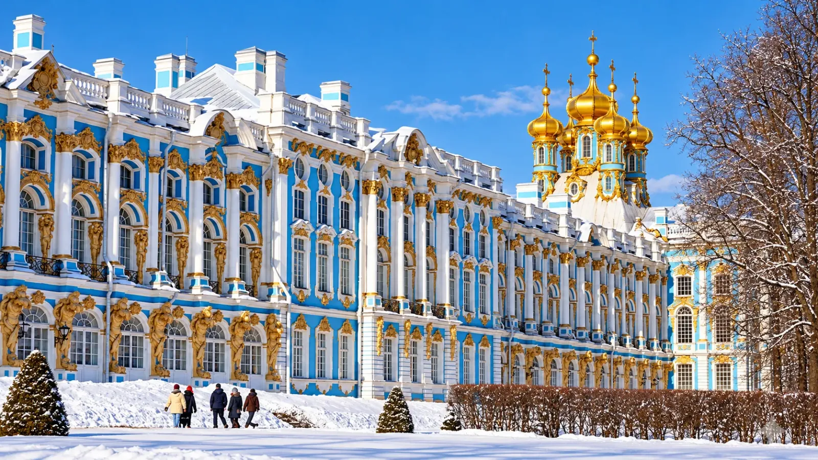Mặt tiền Cung điện Mùa Đông tại Saint Petersburg với kiến trúc Baroque màu xanh trắng