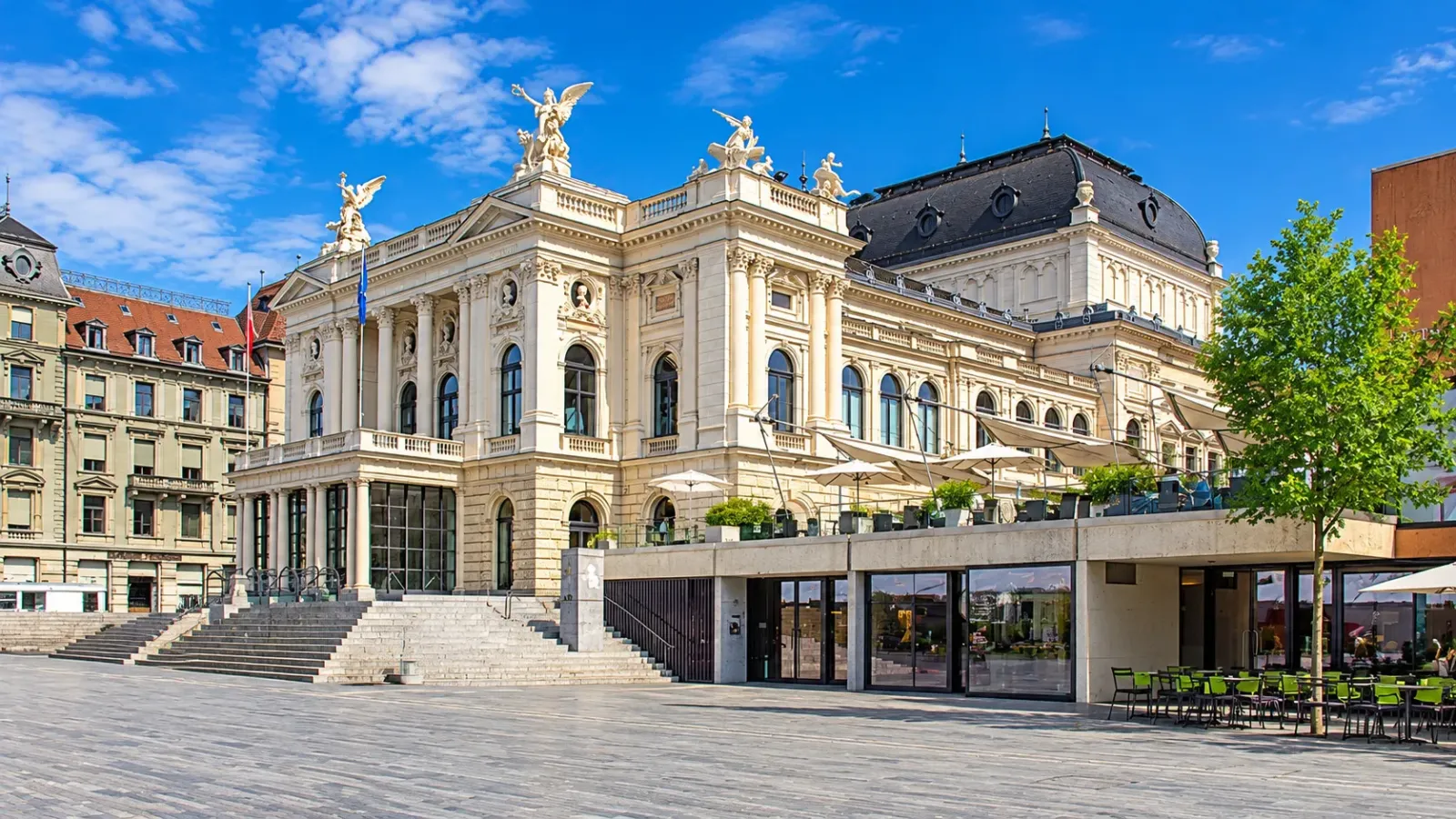 Mặt tiền nhà hát Opernhaus Zürich tại quảng trường Sechseläutenplatz
