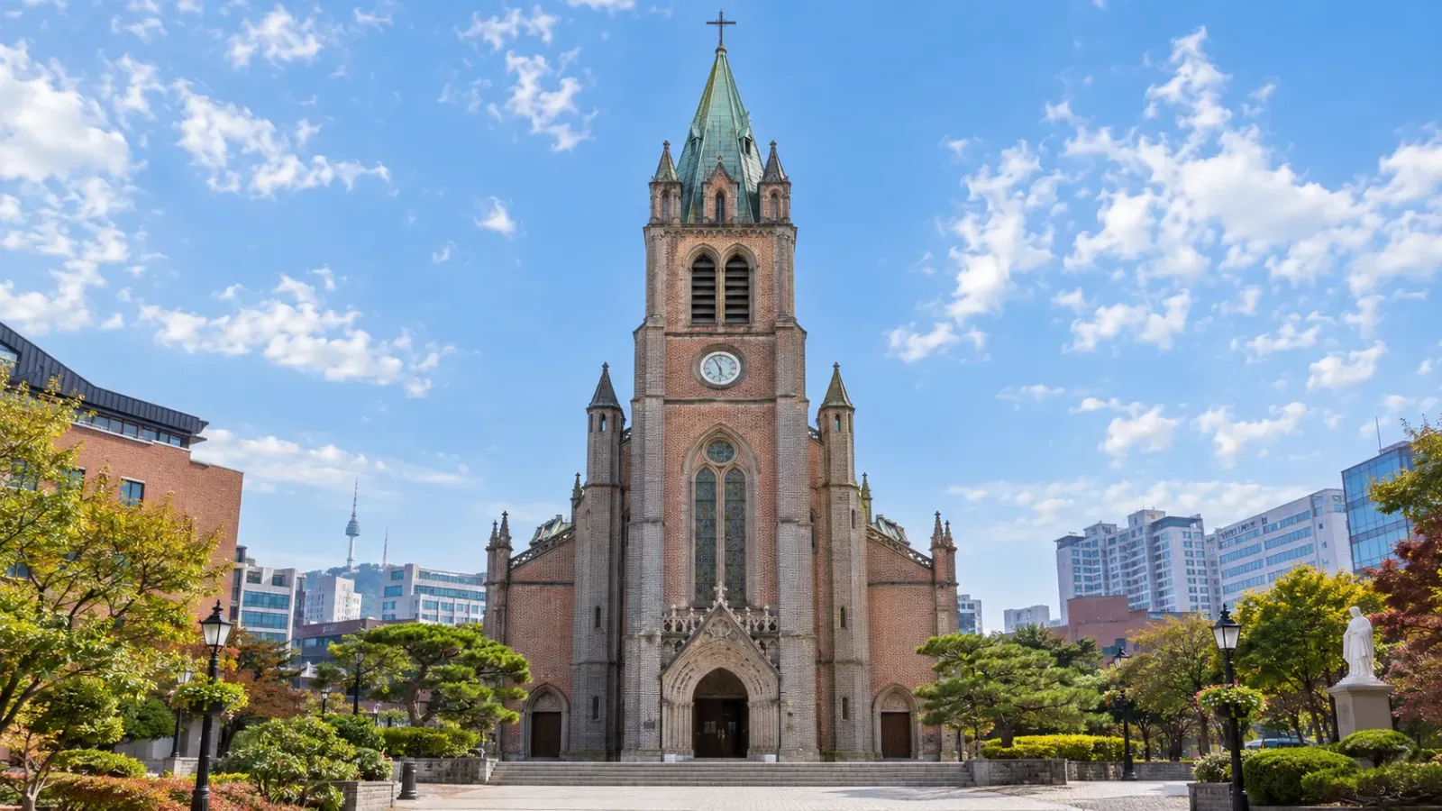 Mặt tiền Nhà thờ chính tòa Myeongdong xây bằng gạch theo phong cách Gothic tại Seoul