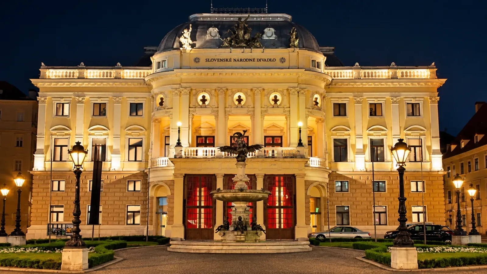 Mặt tiền tòa nhà lịch sử Nhà hát Quốc gia Slovakia với kiến trúc Tân Phục hưng tại Bratislava