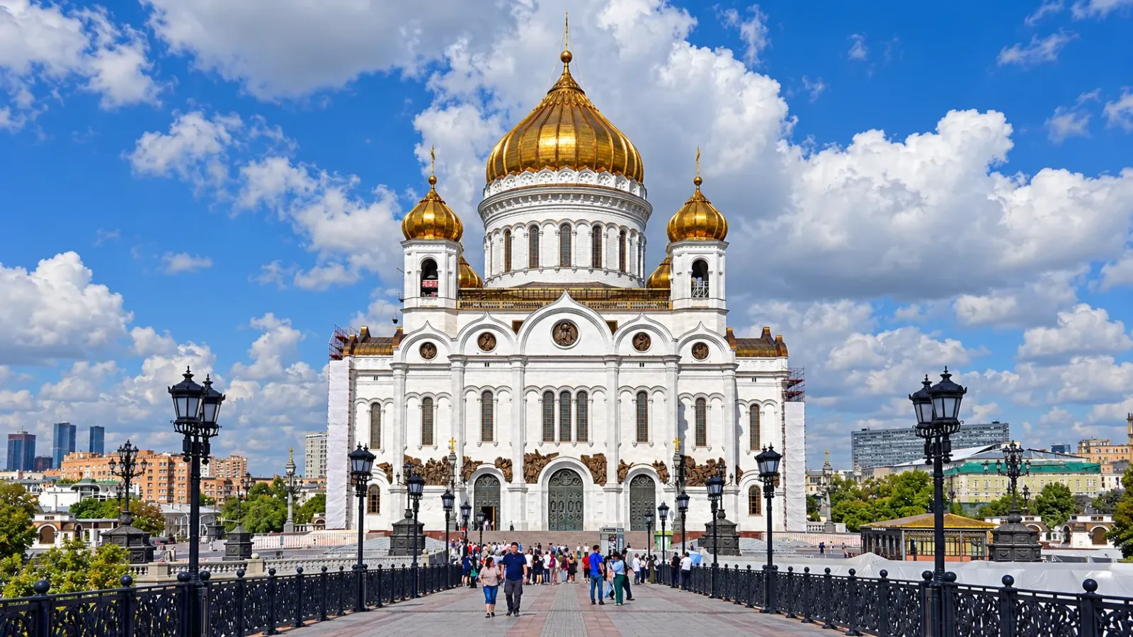 Mặt tiền và hệ thống năm mái vòm vàng của Nhà thờ Chúa Cứu Thế tại Moscow