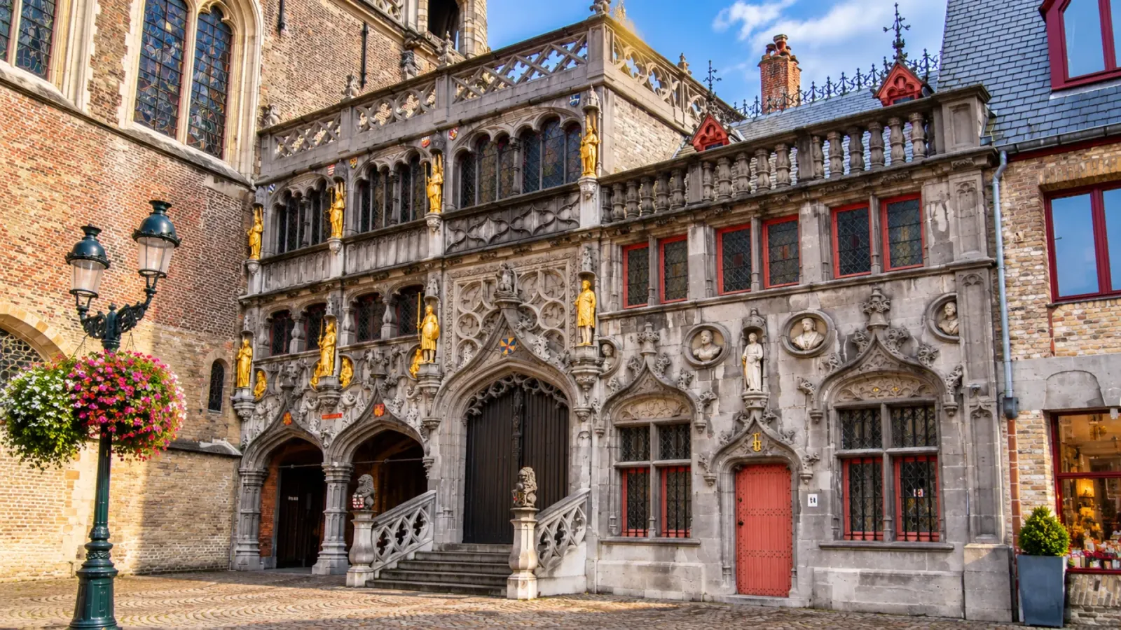 Mặt tiền Vương cung thánh đường Thánh Huyết Basilica of the Holy Blood tại quảng trường Burg, Bruges