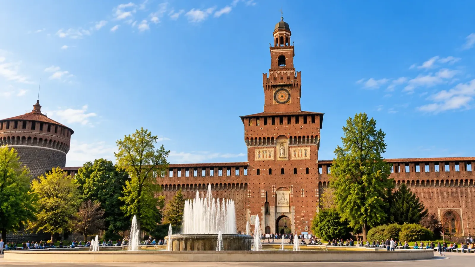 Mặt trước lâu đài Castello Sforzesco tại Milan với tháp canh và tường thành bằng gạch