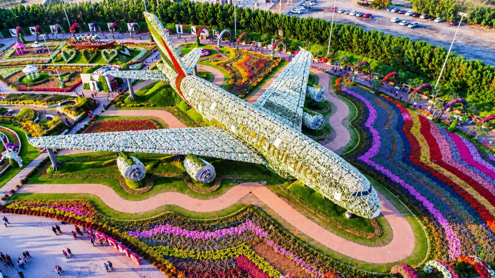 Mô hình máy bay Emirates A380 phủ hoa giữa các tiểu cảnh rực rỡ tại Dubai Miracle Garden