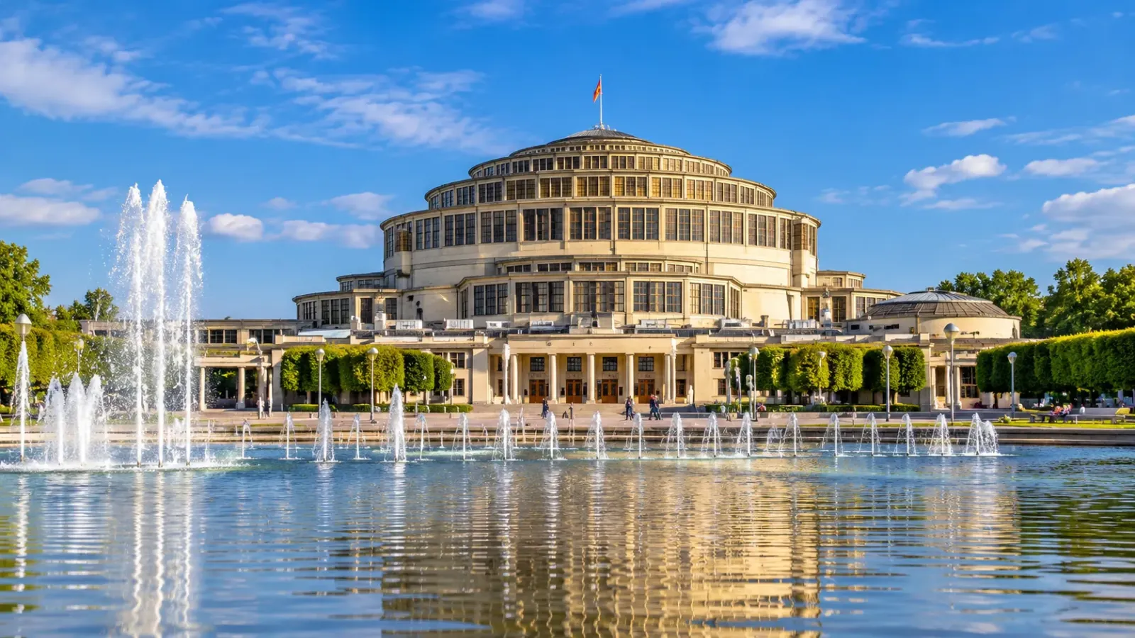 Ngoại thất công trình Centennial Hall với mái vòm bê tông tại Wroclaw Ba Lan.