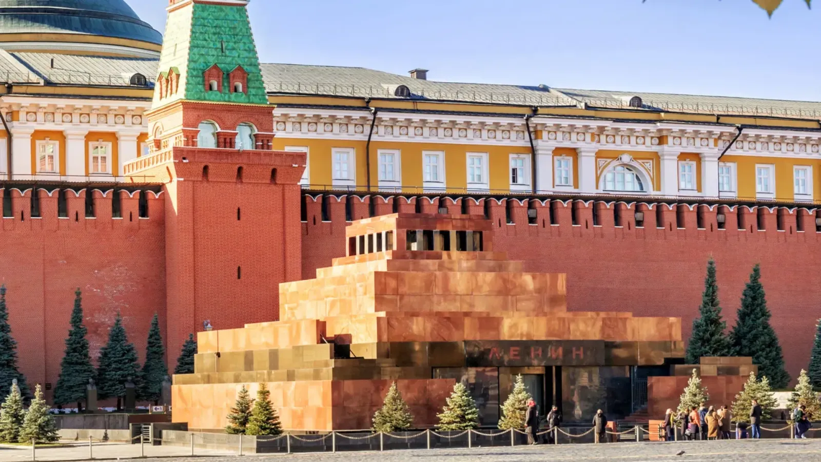 Ngoại thất Lăng Lenin nằm cạnh tường thành Điện Kremlin tại Quảng trường Đỏ