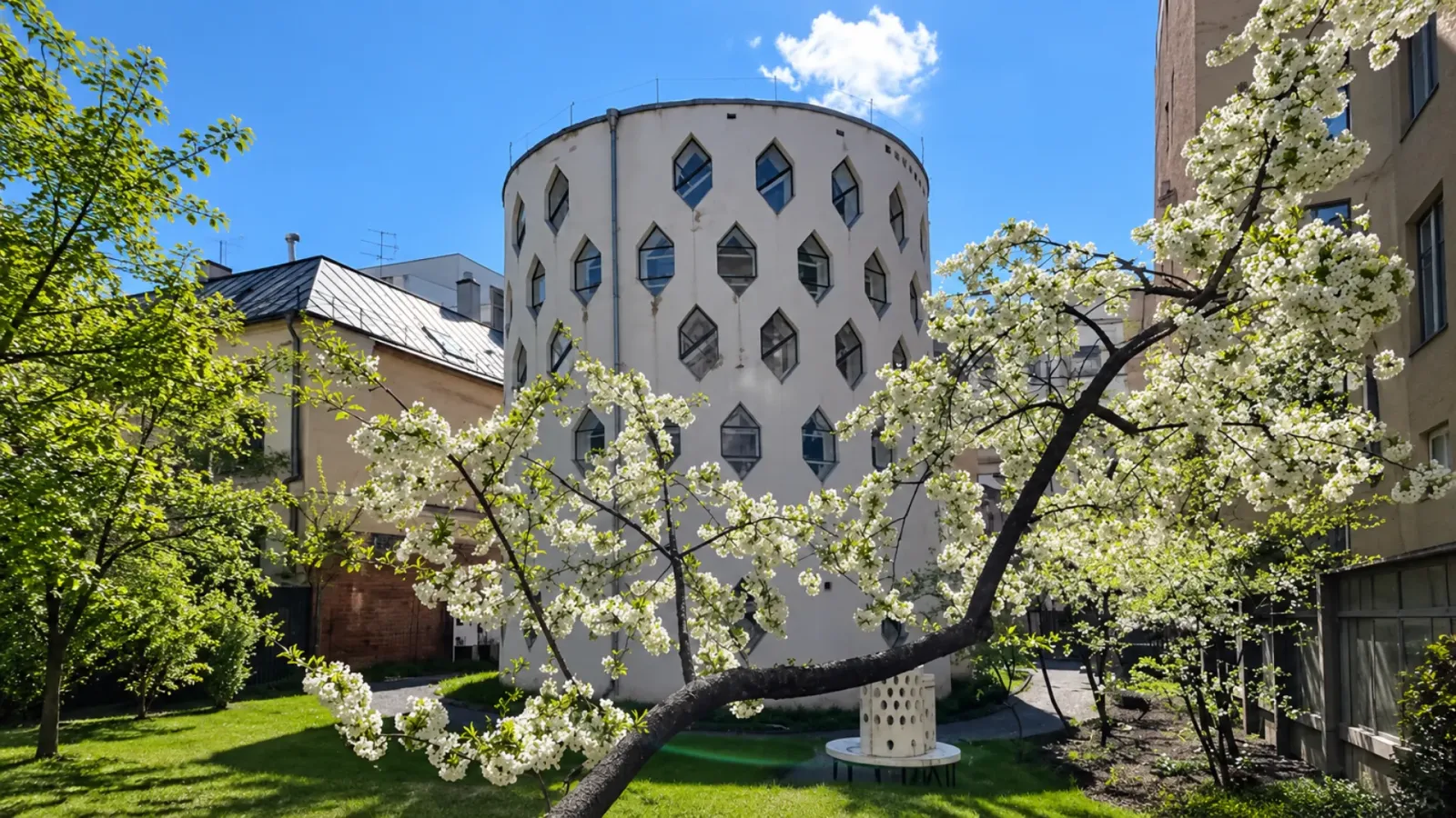 Ngoại thất Nhà Melnikov với thiết kế hai khối trụ và hệ cửa sổ đặc trưng tại Moscow