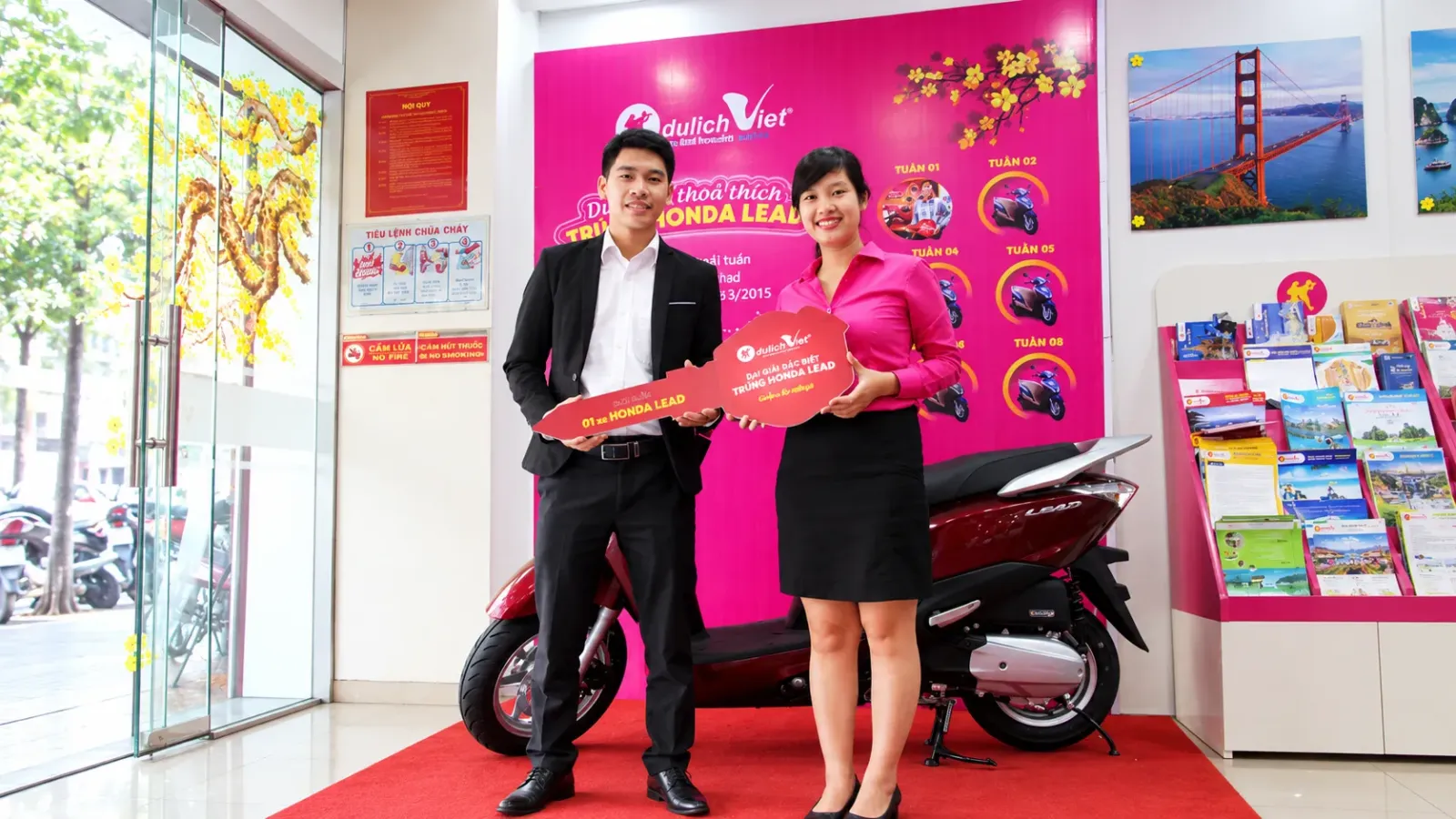 Người được bản tin giới thiệu là Nguyễn Văn Trường chụp ảnh cùng một người khác bên mô hình chìa khóa Honda Lead tại sự kiện trao giải đợt 3 năm 2015
