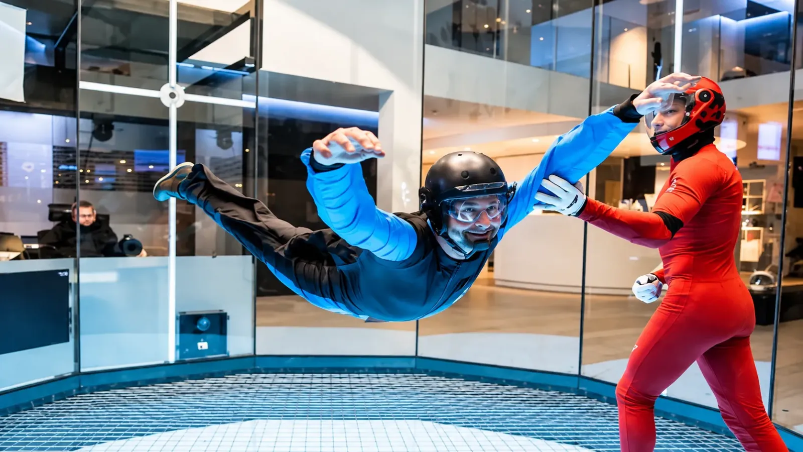 Người tham gia trải nghiệm bay trong đường hầm gió tại Airspace Indoor Skydiving Gosselies