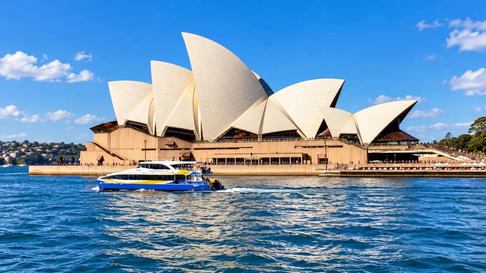 Nhà hát Opera Sydney bên vịnh Sydney tại Úc
