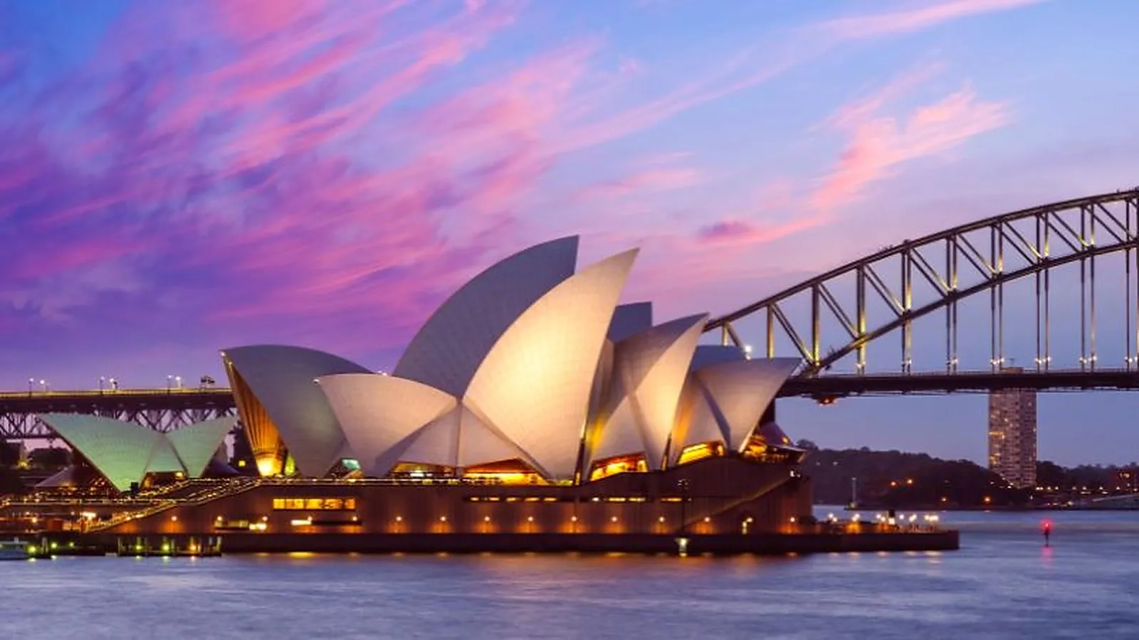 Nhà hát Opera Sydney bên vịnh Sydney với không gian công cộng ven cảng
