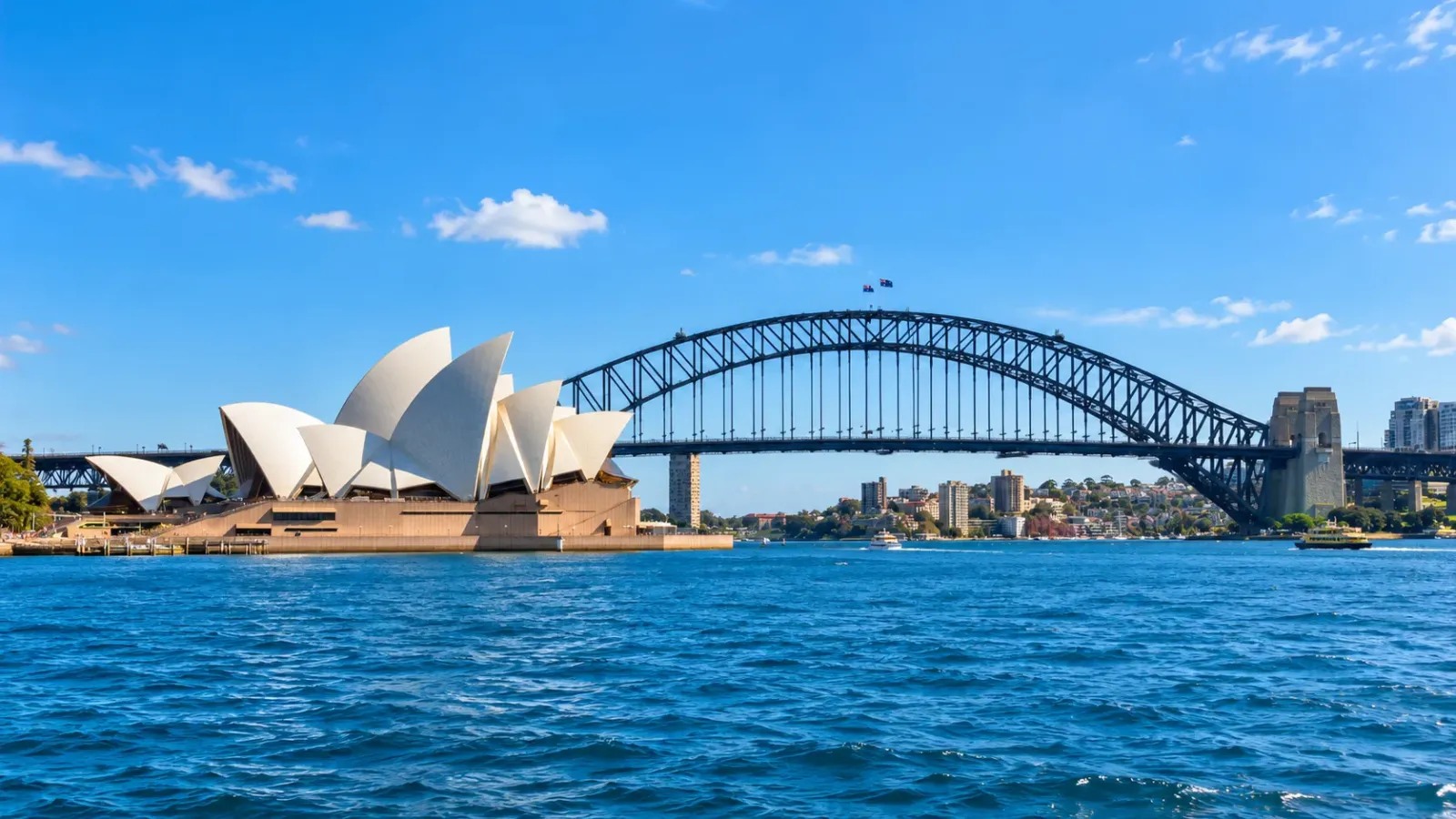Nhà hát Opera Sydney và cầu cảng Sydney Harbour Bridge bên vùng nước xanh