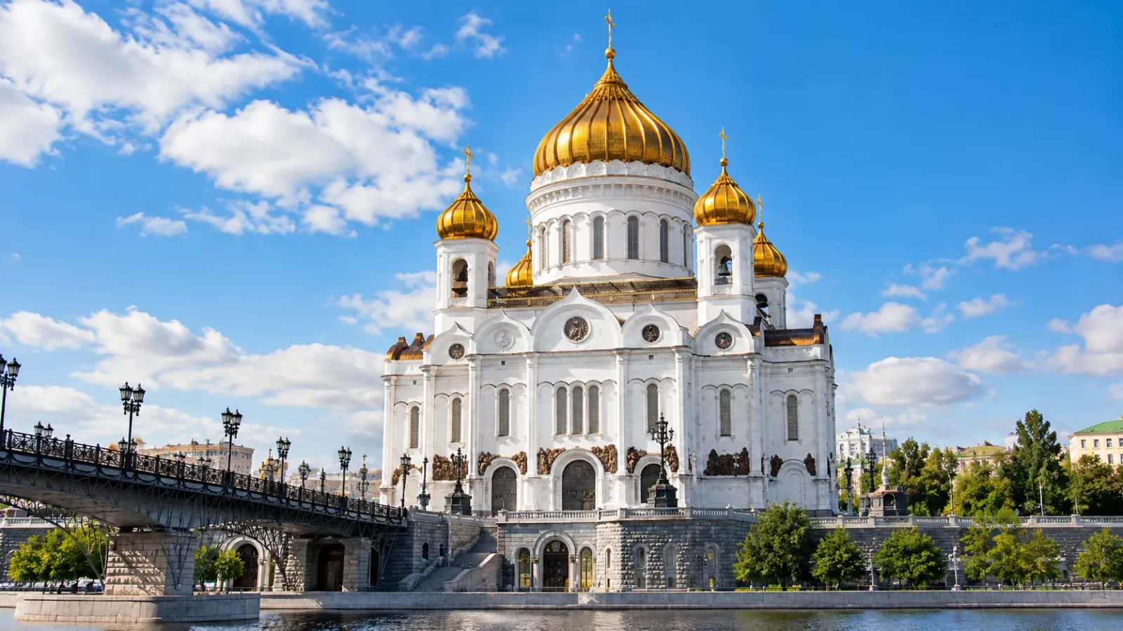 Nhà thờ Chúa Kitô Đấng Cứu Độ với mái vòm vàng và kiến trúc trắng tại Moscow Nga