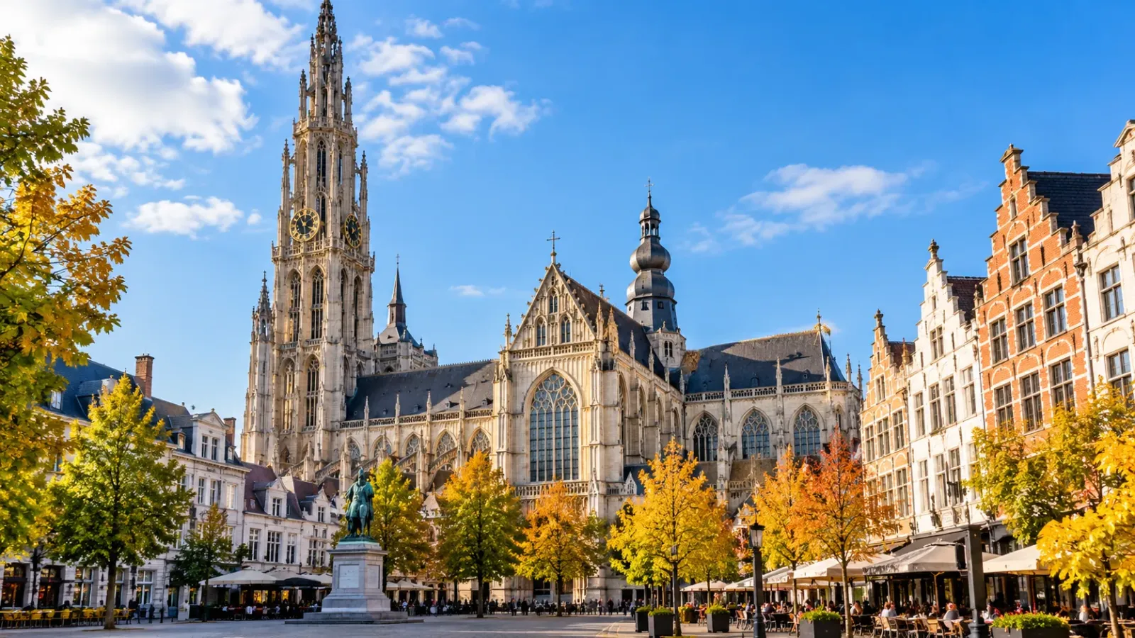 Nhà thờ Đức Bà Antwerp với tháp Gothic và các tòa nhà lịch sử tại Bỉ.