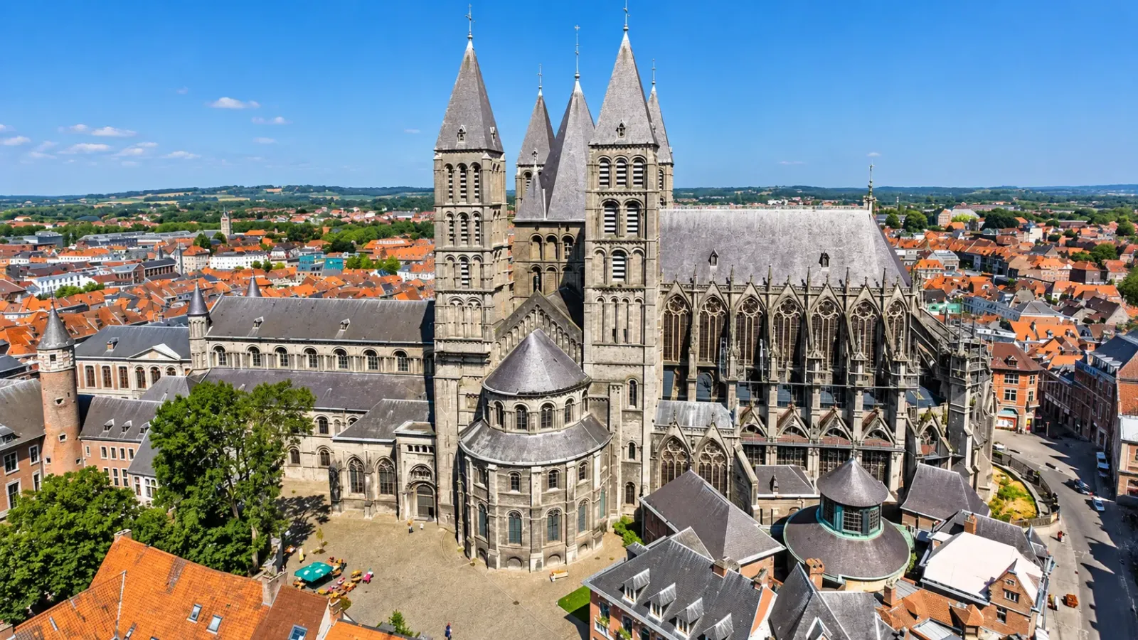Nhà thờ Đức Bà Tournai với năm ngọn tháp đặc trưng và kiến trúc đá lịch sử