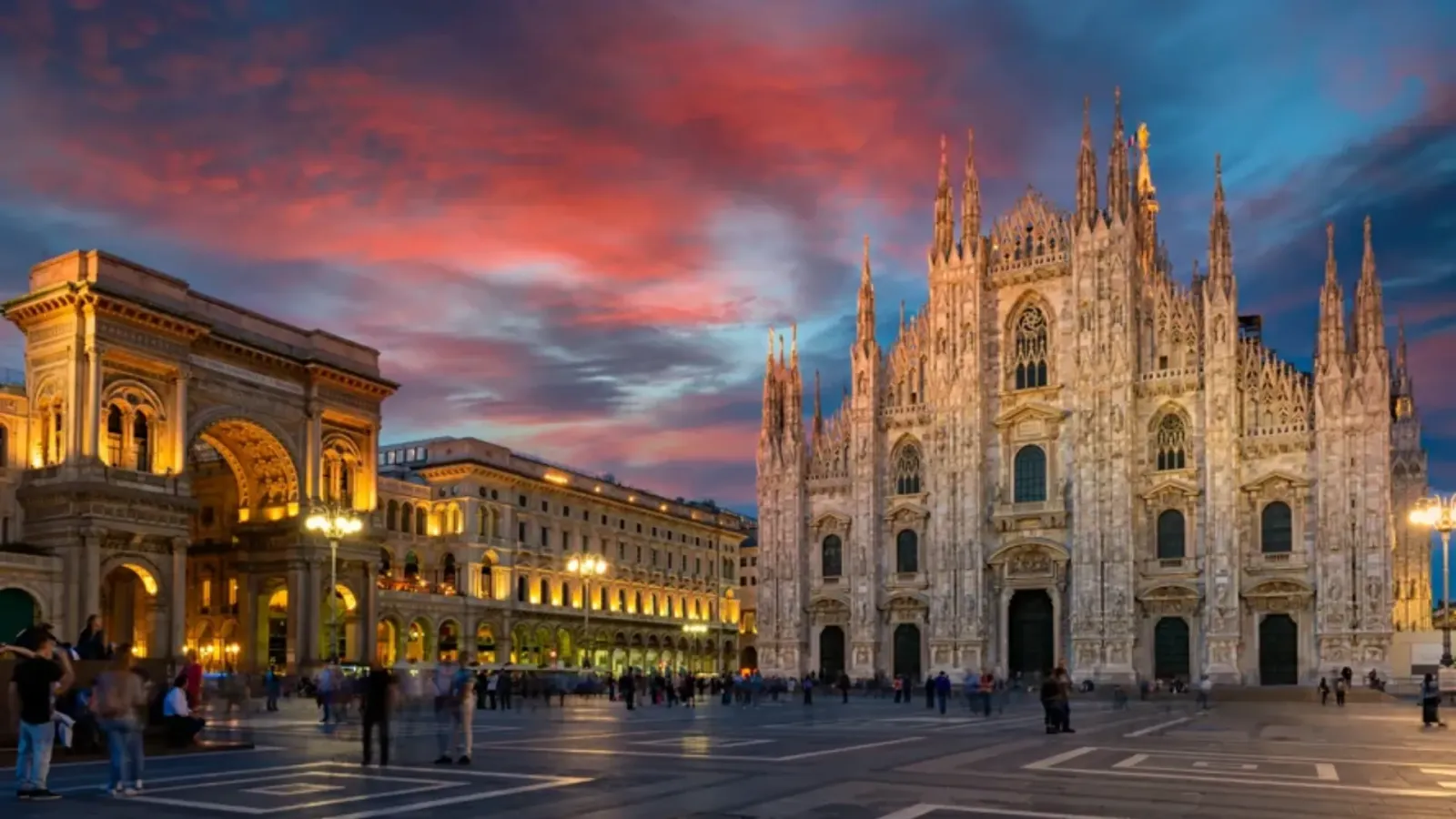 Nhà thờ Duomo di Milano với kiến trúc Gothic tại quảng trường trung tâm Milan, Ý