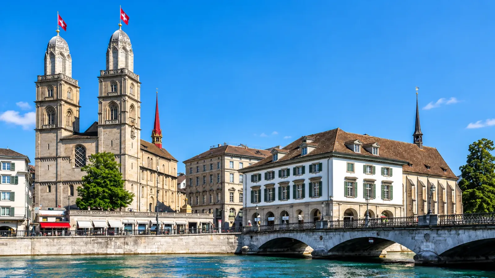 Nhà thờ Grossmünster với hai tháp nổi bật bên sông Limmat ở Zurich