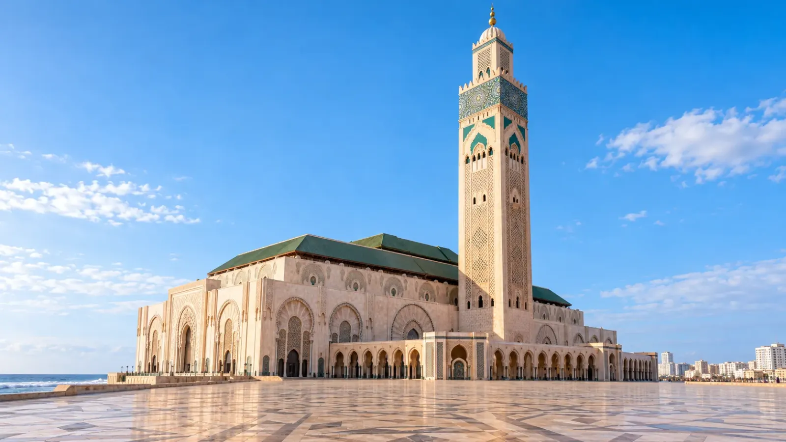 Nhà thờ Hồi giáo Hassan II với tháp minaret cao nổi bật bên quảng trường rộng tại Casablanca, Maroc