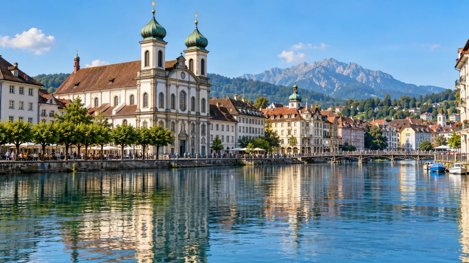 Nhà thờ Jesuit và các công trình cổ nằm ven sông Reuss tại thành phố Lucerne trong ngày nắng