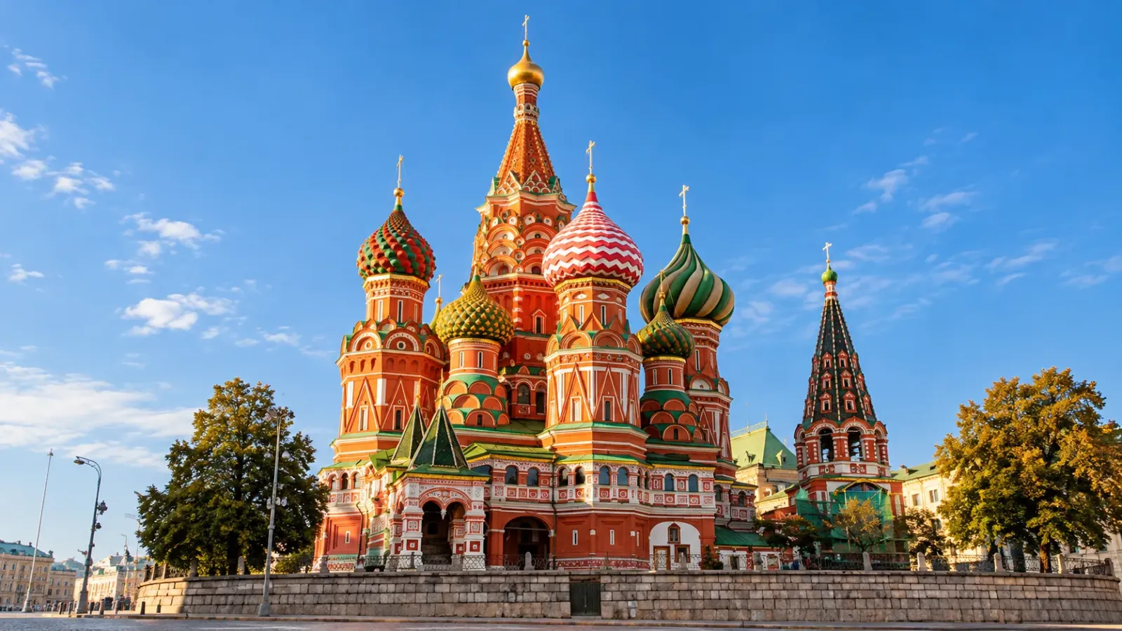 Nhà thờ Thánh Basil với những mái vòm nhiều màu sắc tại Quảng trường Đỏ Moscow Nga
