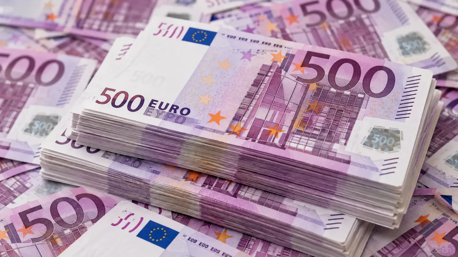 Nhiều tờ tiền giấy euro mệnh giá 500 được xếp chồng trong ảnh minh họa về tiền tệ.