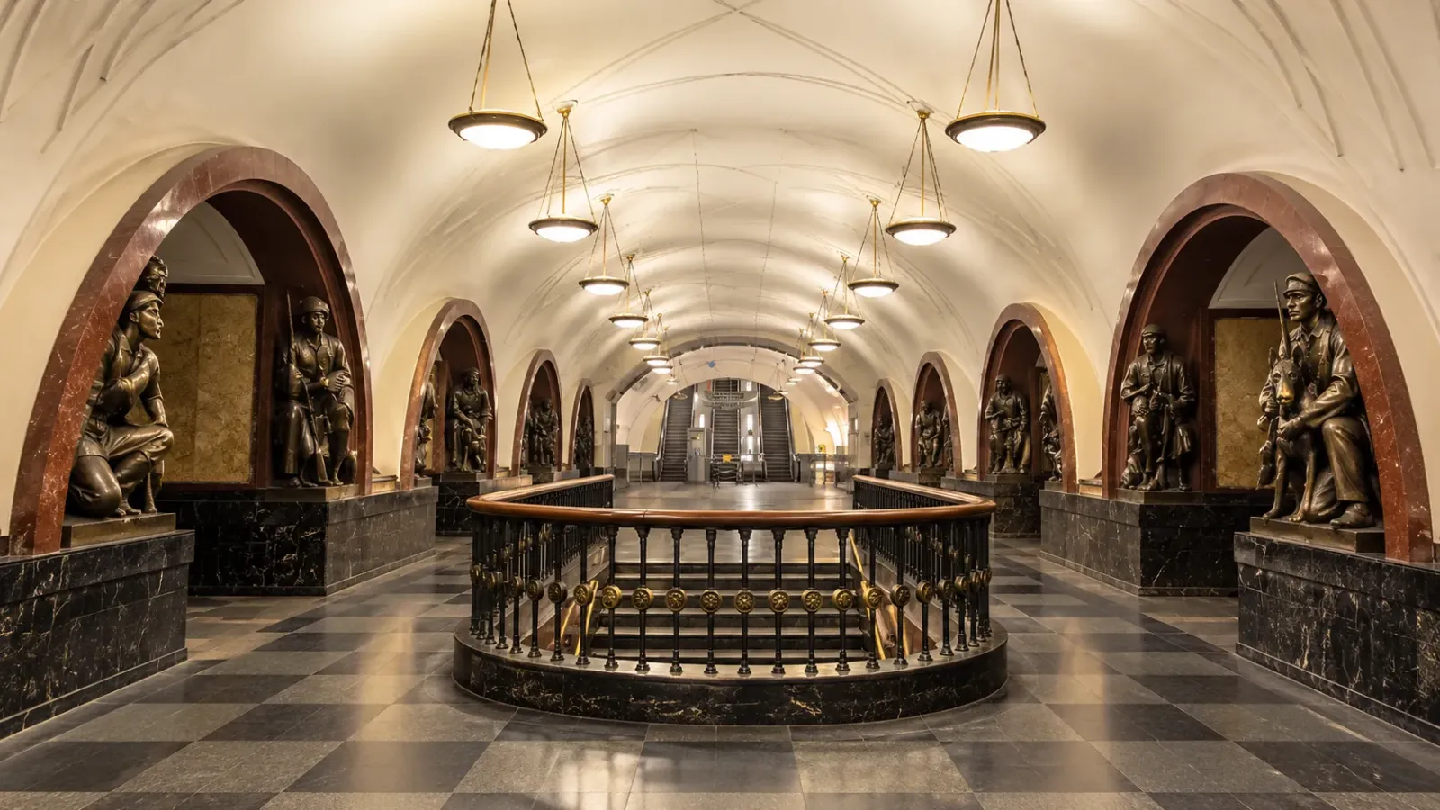 Những bức tượng đồng đặt dưới các vòm kiến trúc tại ga Ploshchad Revolyutsii trong Metro Moscow