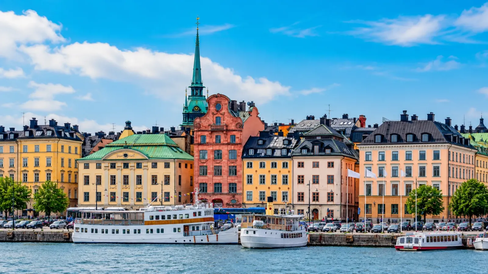 Những dãy nhà nhiều màu sắc quanh quảng trường Stortorget tại phố cổ Gamla Stan, Stockholm