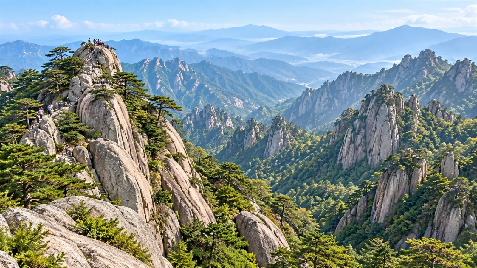Những đỉnh núi đá granite và thung lũng trong khu vực núi Kumgang tại Triều Tiên.