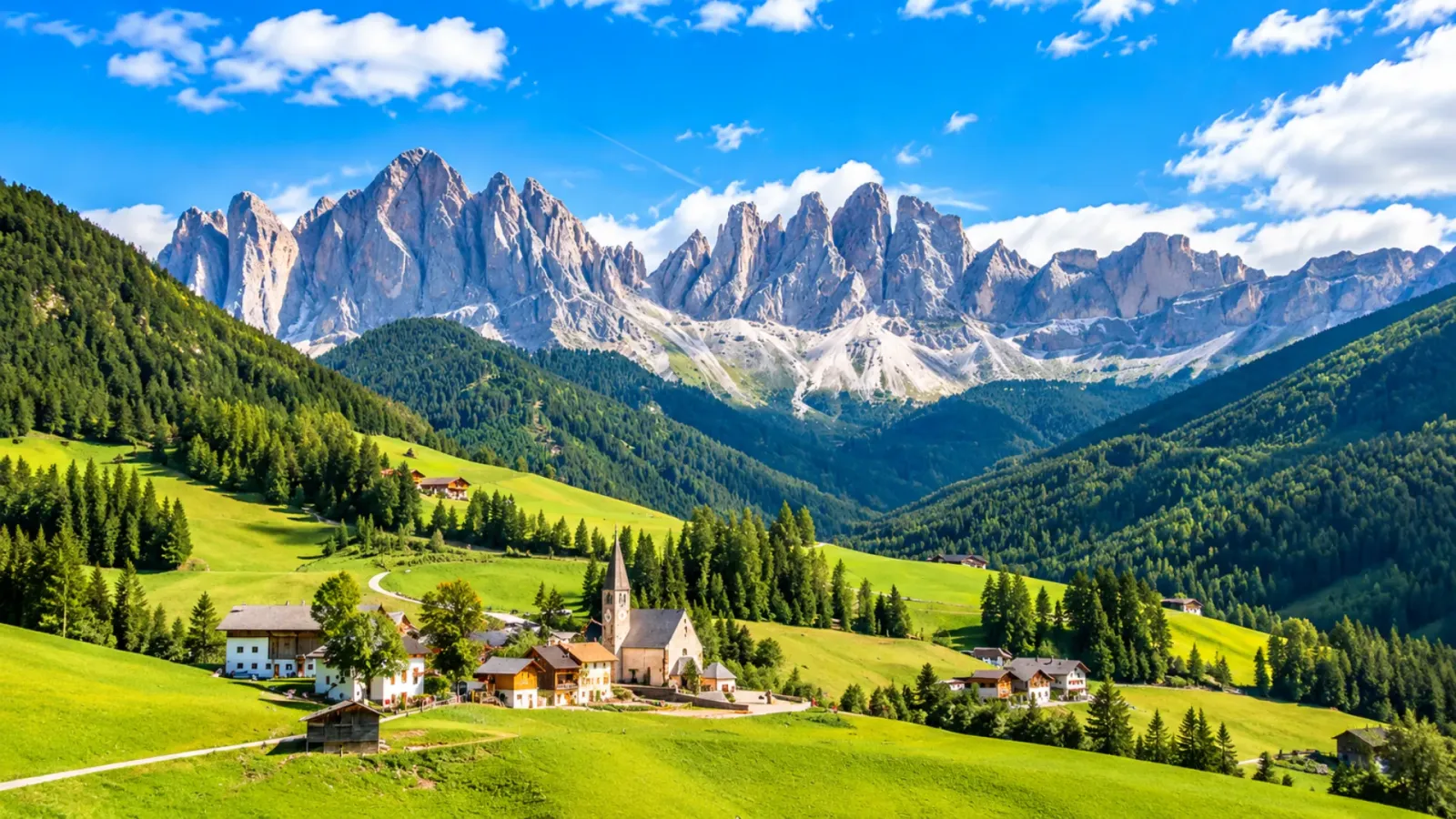 Những đỉnh núi đá và thung lũng giữa dãy Dolomites tại miền Bắc nước Ý