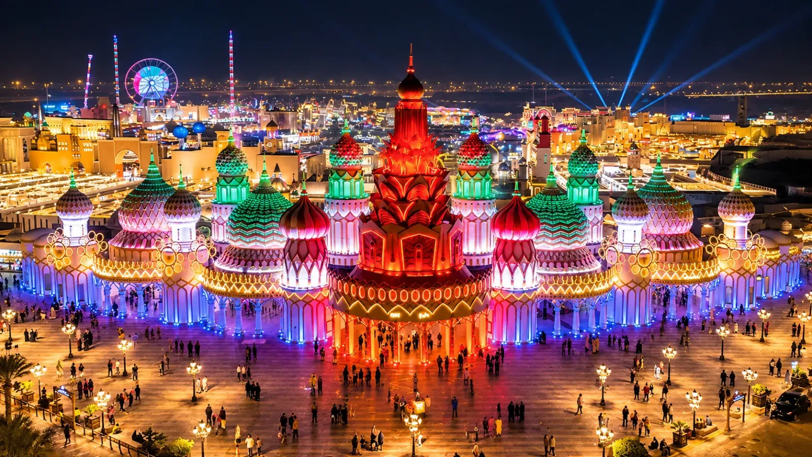 Những gian hàng kiến trúc nhiều quốc gia được chiếu sáng vào buổi tối tại Global Village Dubai