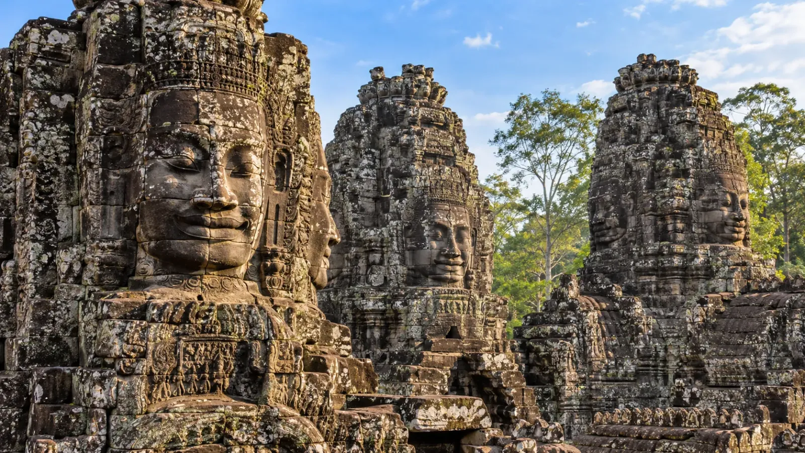 Những khuôn mặt đá trên các tháp đền Bayon thuộc thành cổ Angkor Thom tại Campuchia.