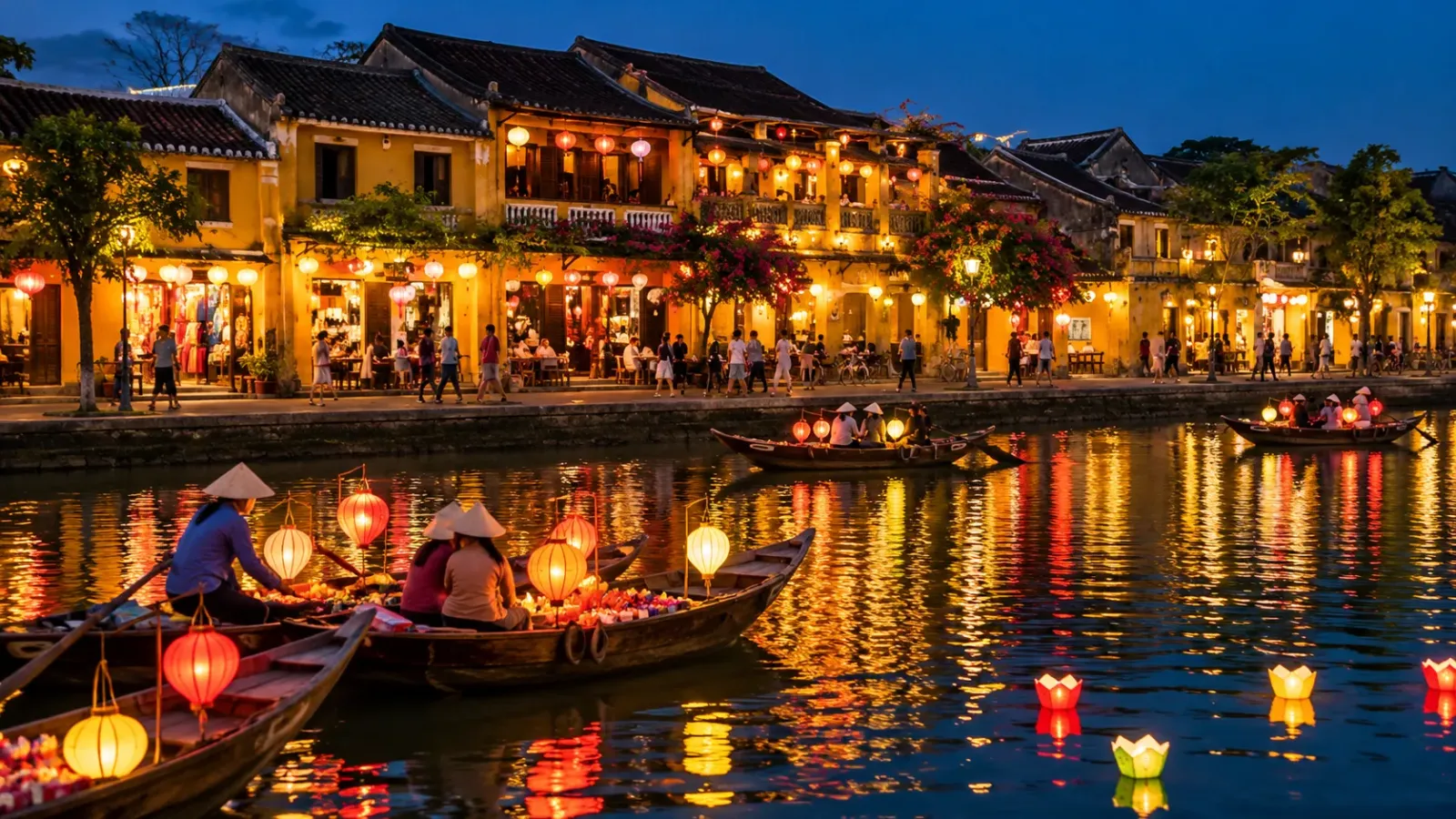 Những ngôi nhà cổ và ánh đèn lồng trong không gian phố cổ Hội An về đêm