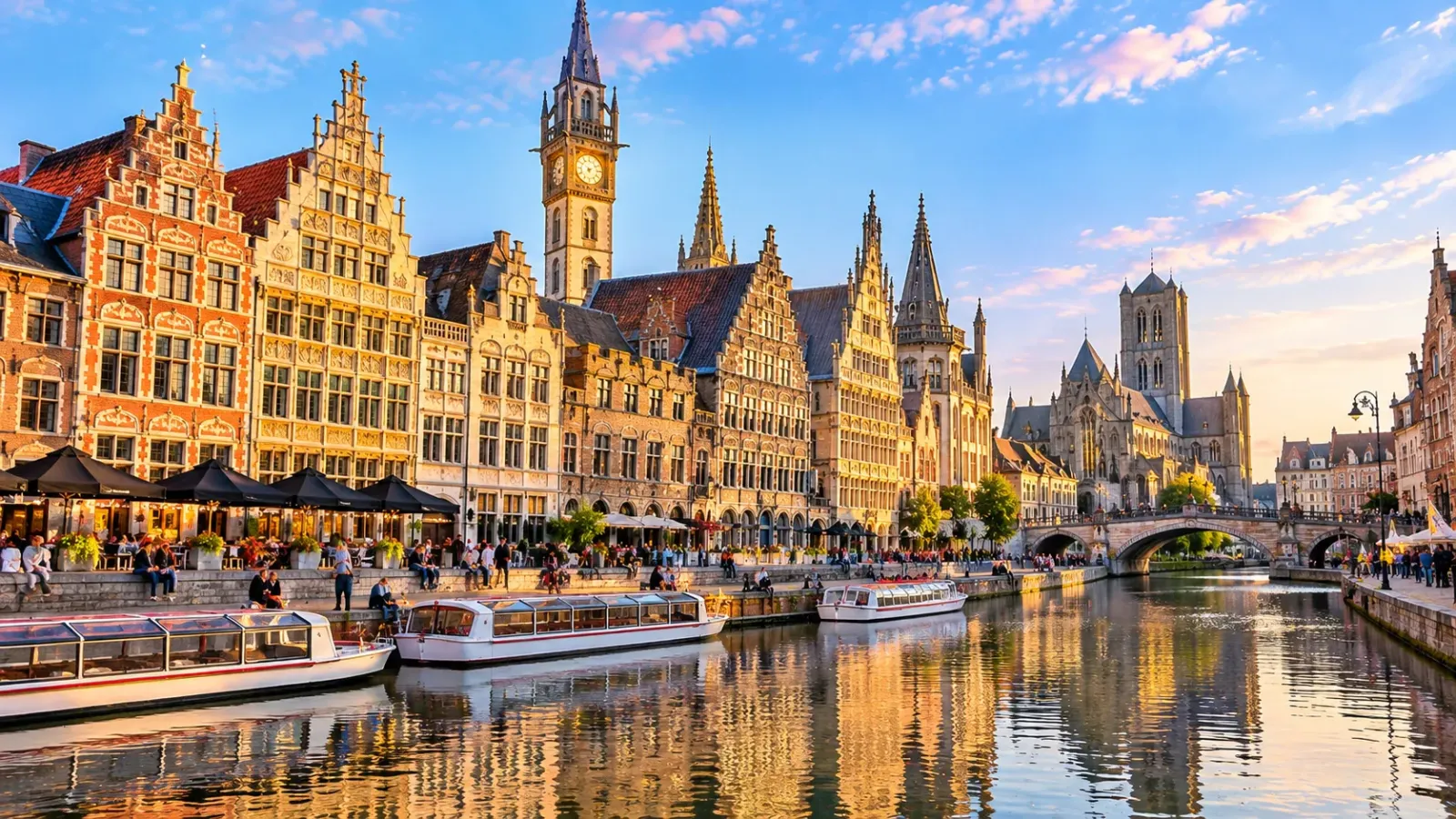 Những ngôi nhà lịch sử bên kênh đào tại khu Graslei và Korenlei ở thành phố Ghent