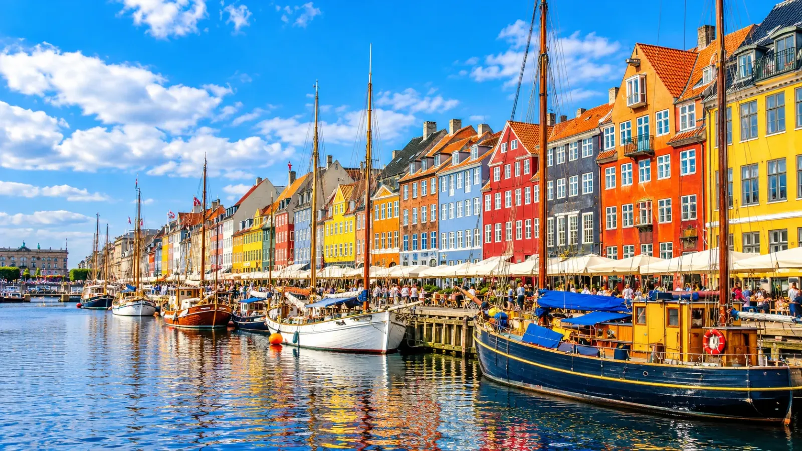 Những ngôi nhà nhiều màu sắc và thuyền neo đậu dọc bến cảng Nyhavn tại Copenhagen