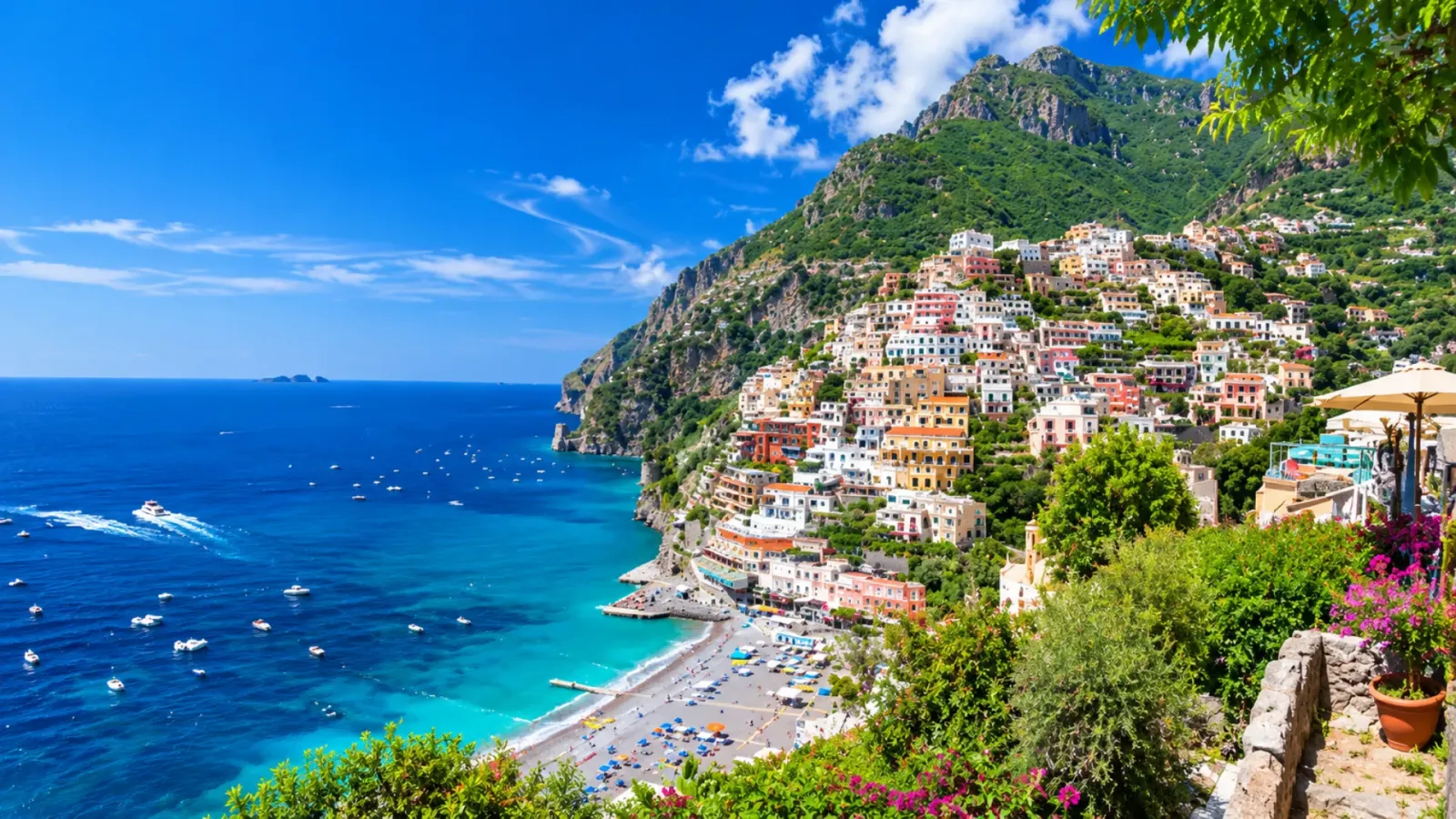 Những ngôi nhà xếp tầng trên vách núi hướng ra biển tại Positano, Ý