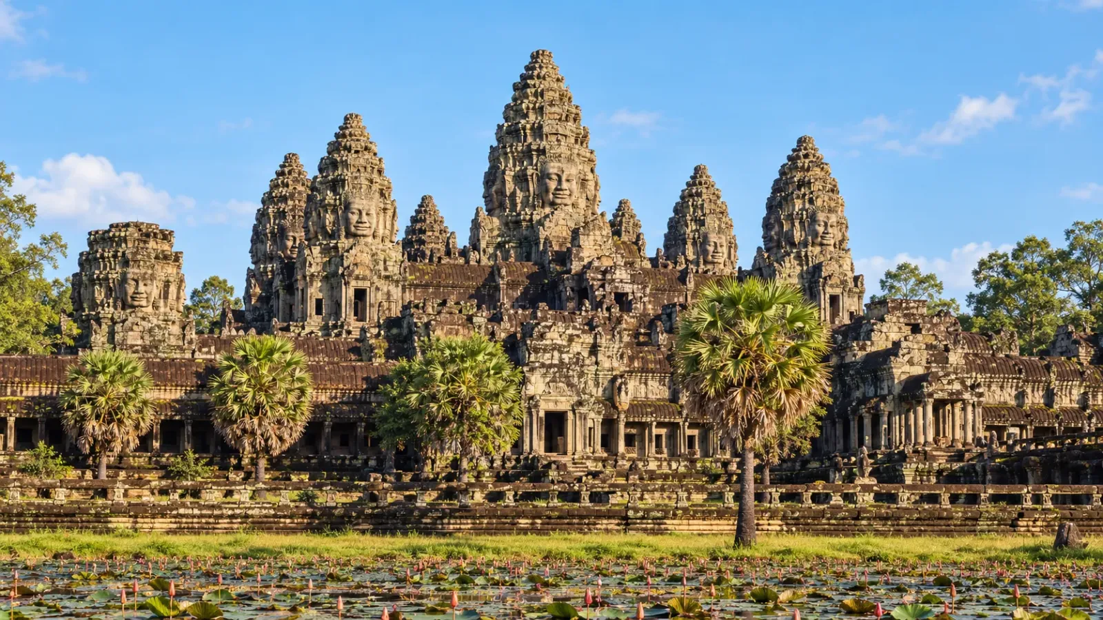 Những tháp đá có gương mặt chạm khắc tại đền Bayon trong Angkor Thom ở Campuchia