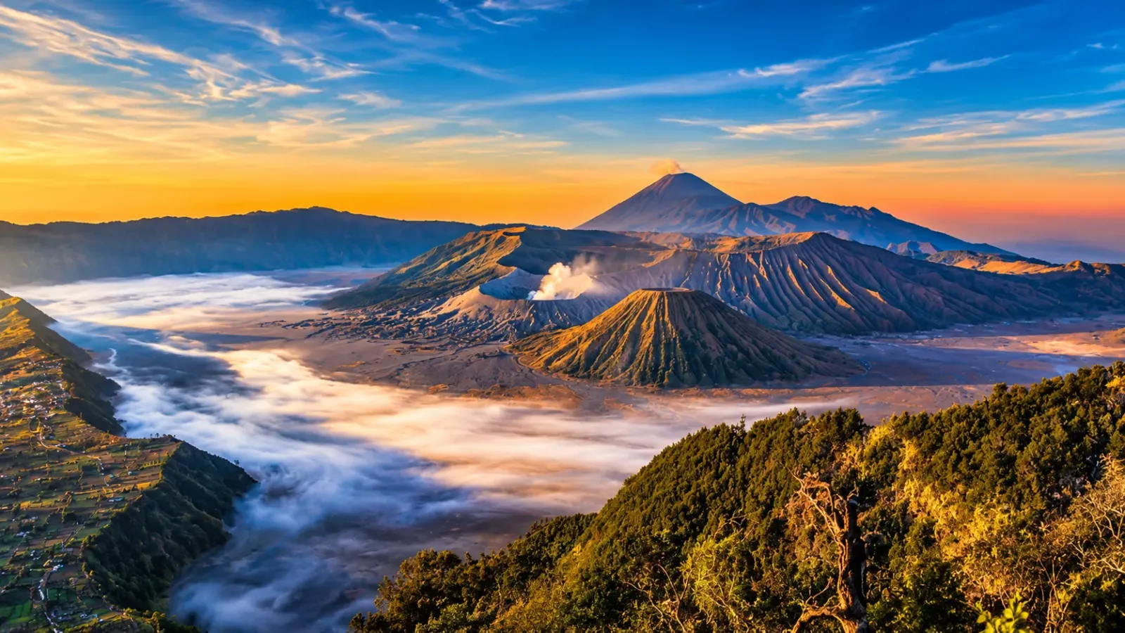 Núi lửa Bromo và biển cát tại Đông Java Indonesia trong ánh sáng bình minh